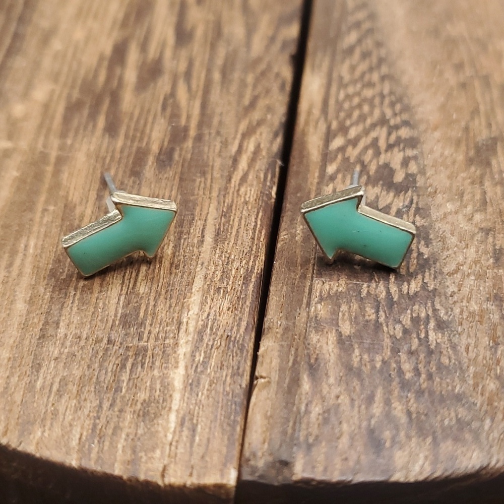 E865 seafoam green arrow earrings
